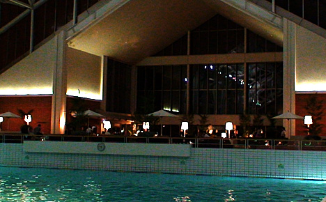VIZスパハウスのレストランでの食事は、プールと温泉で待ち時間を過ごす